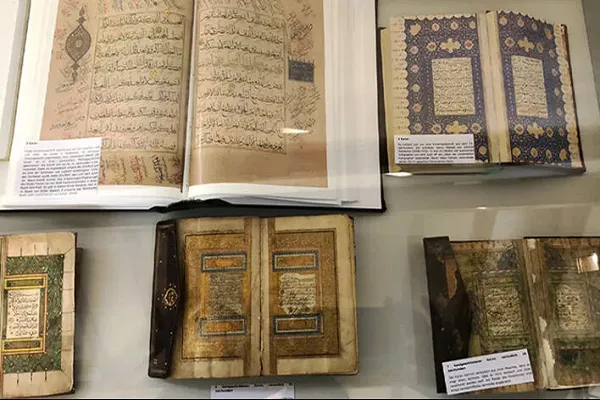 Viernheim Belediye Kütüphanesi’nde Kur’an-ı Kerim Sergisi