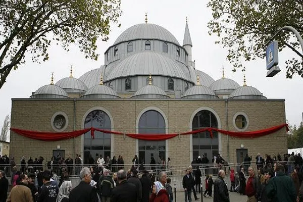 Almanya'nın KRV Başbakanı Wüst: Ezan entegrasyona katkı sağlayabilir