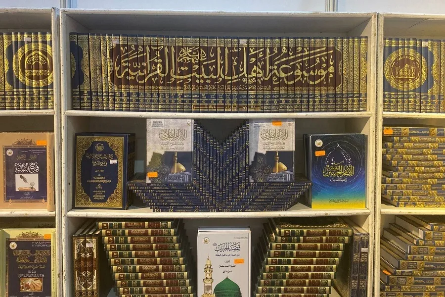 موسوعة أهل البيت (ع) القرآنية تتصدر جناح العتبة الحسينية في معرض بغداد للكتاب