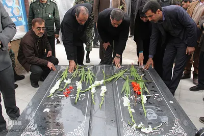 گلباران قبور شهدا در آستانه چهلمین سال انقلاب در شهرکرد