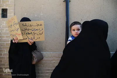 تجمع اعتراضی طلاب و دانشجویان قم در پی هتک حرمت روزنامه فرانسوی به پیامبر اسلام(ص)