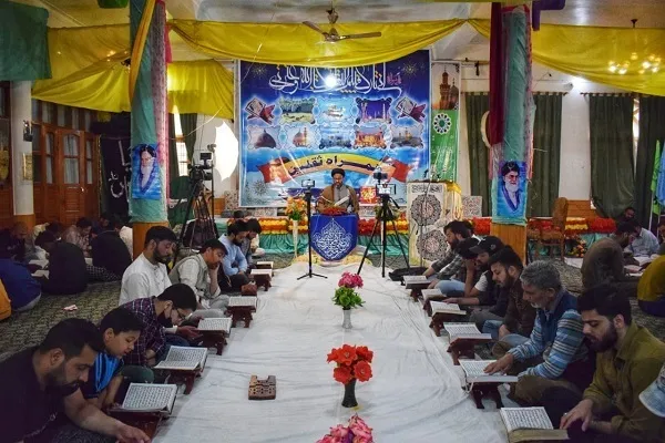 Segurando círculos do Ramadã com o Alcorão na Caxemira + Foto