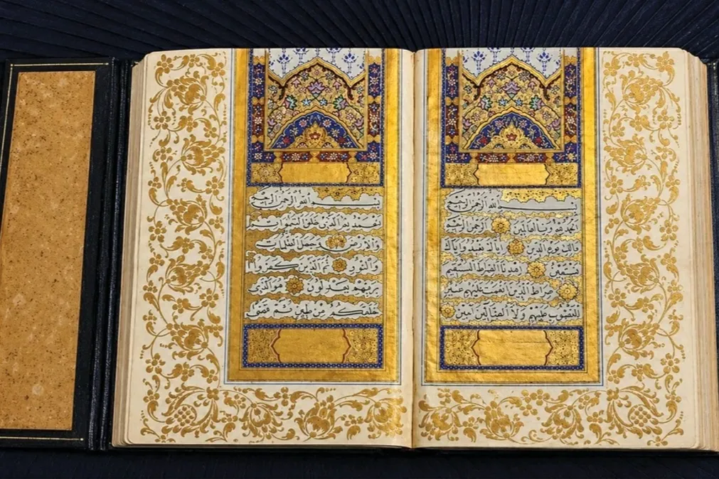 عرض مصحف بماء الذهب في معرض الدوحة الدولي للكتاب