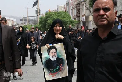 Menschenmassen begleiten Trauerzug für Märtyrer Ayatollah Raisi