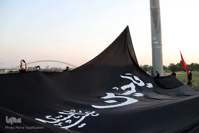 اهتزاز پرچم ۲۰۰ متری «یا حسین(ع)» در اهواز