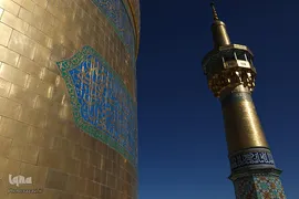 آیین تعویض پرچم گنبد منور رضوی در روز میلاد امام رضا(علیه‌السلام)