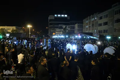 دسته عزاداری شاه حسین گویان در میدان منیریه 