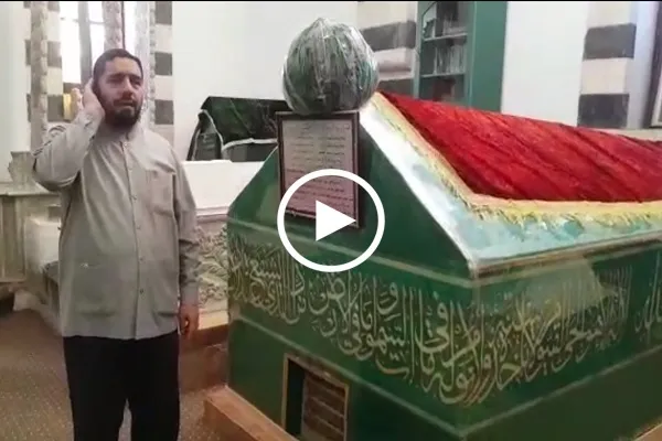 شاهد...رفع الأذان بصوت القارئ الإيراني 