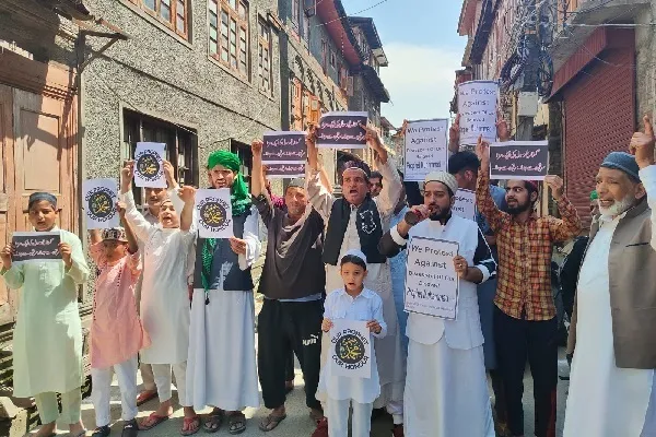 Mga Kashmiri Nagprotesta sa Panginginsulto na mga Pahayag ng mga Opisyal ng BJP