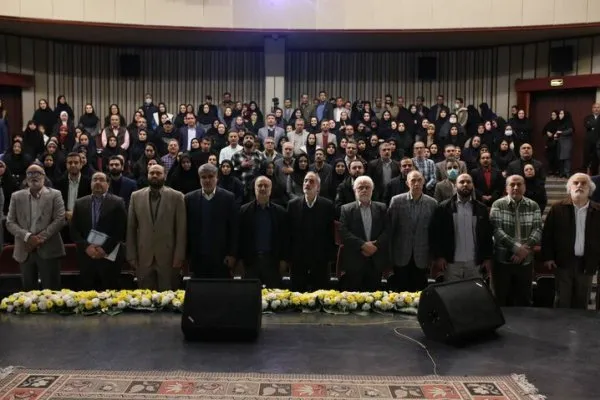 کتابداران جامعه را به سوی انس با کتاب هدایت می‌کنند