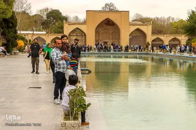 استقبال مسافران نوروزی از چهلستون اصفهان