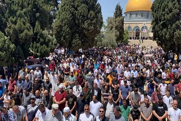 120 ألف فلسطيني يؤدون صلاة عيد الفطر في المسجد الأقصى