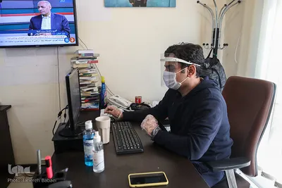  خبرنگاران در این روزها برای حفظ سلامتی خود از لوازم بهداشتی مانند ماسک و دستکش استفاده میکنند. 