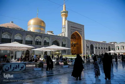 تعویض پرچم گنبد حرم امام رضا(ع)
