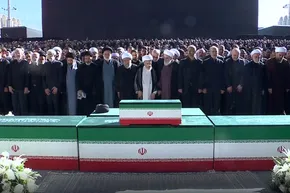 فیلم | اقامه نماز بر پیکر رهبر شهید توسط آیت‌الله جعفر سبحانی