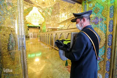 تعویض پرچم حرم مطهر شاهچراغ (ع) به مناسبت شهادت امام جعفر صادق (ع)