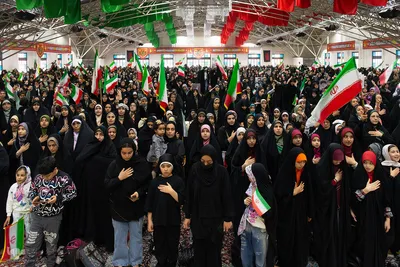 تجدید بیعت دختران و مادران اصفهانی با رهبر انقلاب در گلستان شهدا