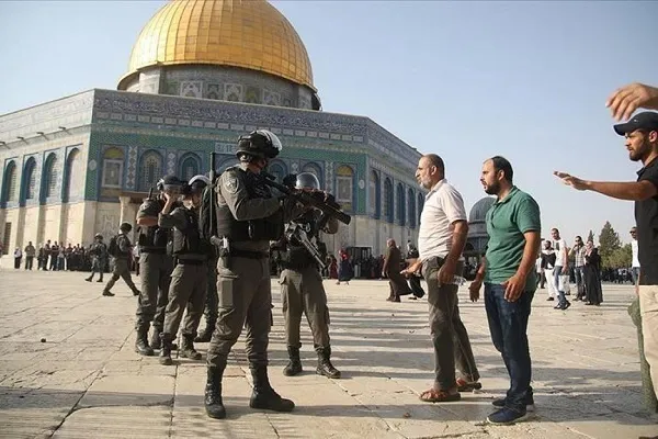 القدس.. مجموعات إستيطانية متطرفة تقتحم الأقصى ودعوات لحمايته
