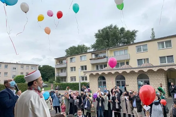 Almanya’da Müslüman öğrenciler okullarına camilerde dua ederek başladı