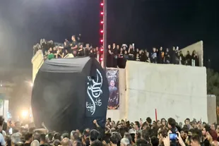 آیین ۷۰۰ ساله نخل‌گردانی حسینیه سرفره کاشان برگزار شد + فیلم و عکس