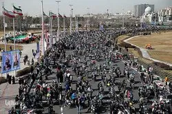 Iraner feiern mit Motorradkorso und wehenden Fahnen den 42. Jahrestag des Sieges der islamischen Revolution