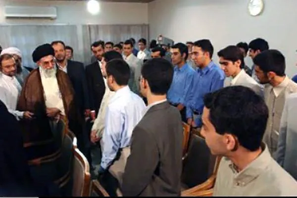 بازخوانی گفت‌وگوی صمیمانه رهبر معظم انقلاب در دیدار جمعی از جوانان
