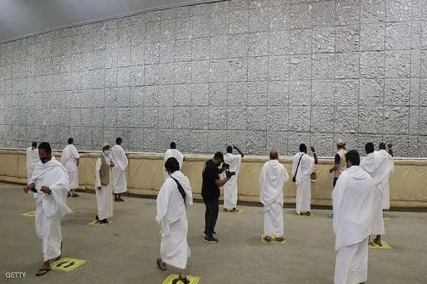 الحجاج يواصلون رمي الجمرات في أول أيام التشريق