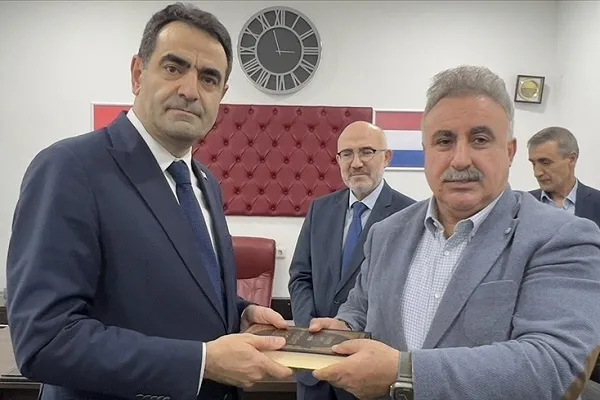 Hollanda’da ırkçı PEGIDA hareketi liderinin yırttığı Kur’an-ı Kerim teslim alındı