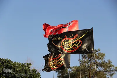 اهتزاز پرچم عزا بر فراز گنبد حرم حضرت سيدعلاءالدين حسين‌بن‌ موسي‌الكاظم(ع)
