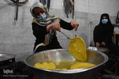 پخت و توزیع نان محلی در سمنان