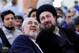 سید حسن خمینی و محمدجواد ظریف در همایش عبور از بحران و توسعه ایران