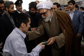 غبارروبی ضریح مطهر حضرت رضا(علیه‌السلام)