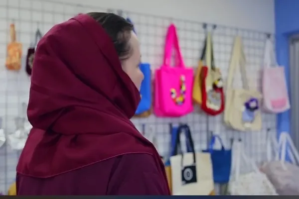 اقدام قرآنی بانوی چینی پس از آزادی از زندان