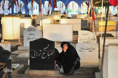 اینجا شمعی روشن است 