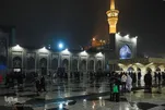 Peregrinos Visitam o Santuário do Imam Reza(a.s) em Meio à Neve