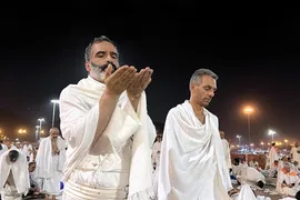 وقوف زائران بیت‌الله‌الحرام در سرزمین مشعرالحرام