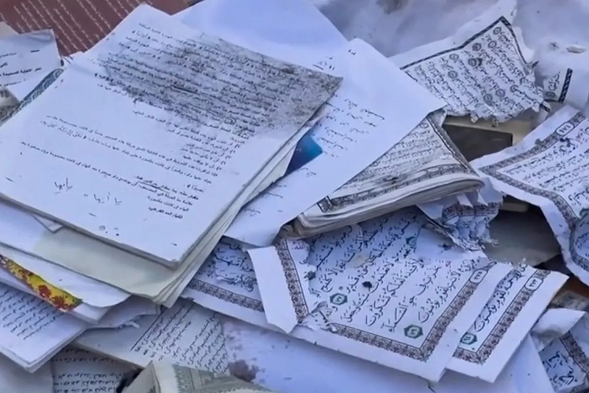 مسجد دیرالبلح غزه میں خون آلود قرآنی نسخوں کی جمع آوری+ ویڈیو
