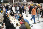 سفره‌های افطاری در جوار آستان علوی