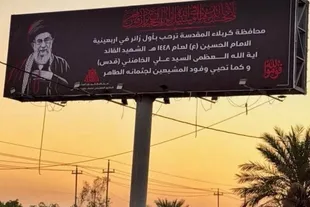 نصب بنر استقبال از رهبر شهید انقلاب با عنوان «نخستین زائر اربعین» در کربلا
