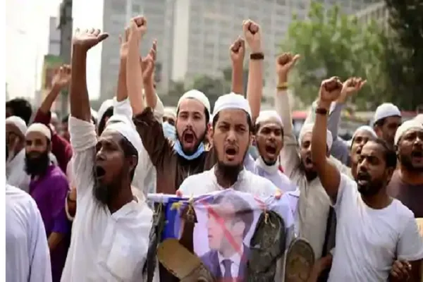 Fransa’nın İslam düşmanlığı Bangladeş’te protesto edildi
