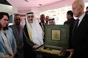د تیونس د کتاب په نړیوال نندارتون کې نندارچیانو ته قرآن ډالۍ کیږي