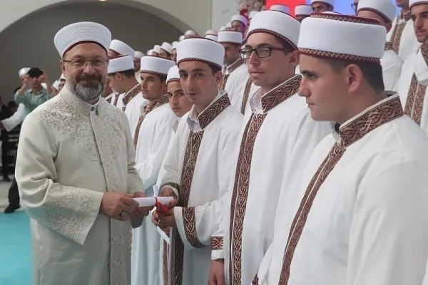 Türkiyədə 72 Quran hafizinin buraxılış mərasimi keçirilib