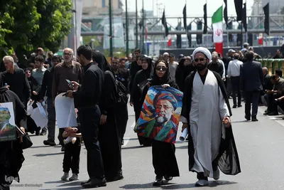 Große Anteilnahme und langer Trauerzug für Märtyrer Ayatollah Raisi und seine Gefährte