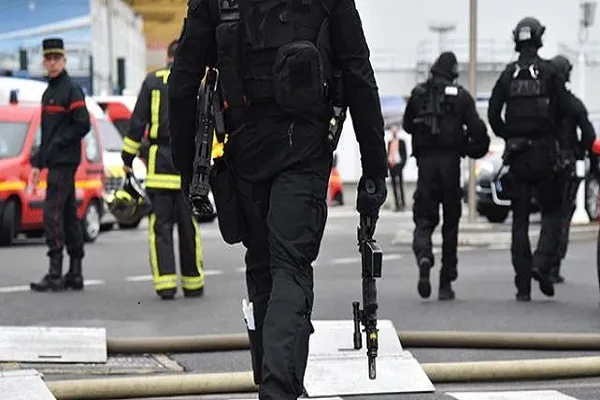 Paris'te bıçaklı saldırı: 2 ölü