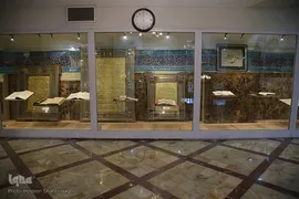 برخى از قرآن‌های موزه در قرون آغازین حیات اسلام یعنى در قرن دوم و سوم هم‌زمان با حکومت خلفاى عباسى کتابت شده و برخى نیز در سایر ادوار اسلامى، مصادف با حکومت آل بویه، سلجوقیان، ایلخانیان، تیموریان، صفویان و قاجاریان نوشته شده است