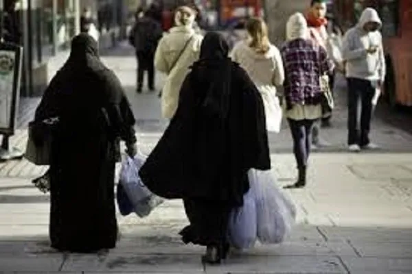 İngiltere’de yetişkinlerin yarısı İslam hakkında olumsuz görüşe sahip