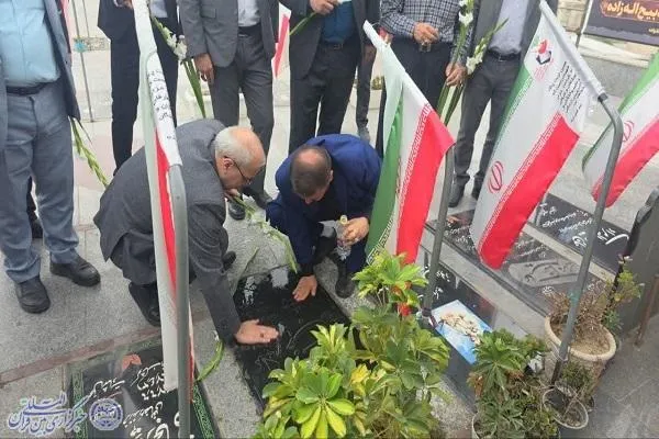 آیین گل افشانی مزار خبرنگار شهید هادی باغبانی شهید مدافع حرم