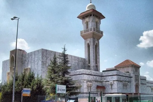 İspanya'daki Müslümanlar koronavirüse karşı ezan okuyor