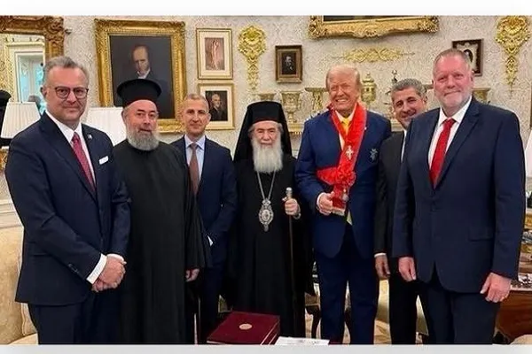 Pravoslav xristianlar Trampa ali kilsə nişanı verilməsini pislədilər