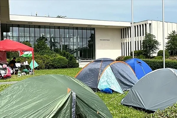 Berlin’de Filistin destekçisi öğrenciler, Hür Üniversitesi önünde kamp kurdu